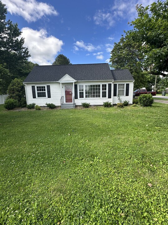 301 Gibson St in Portland, TN - Building Photo