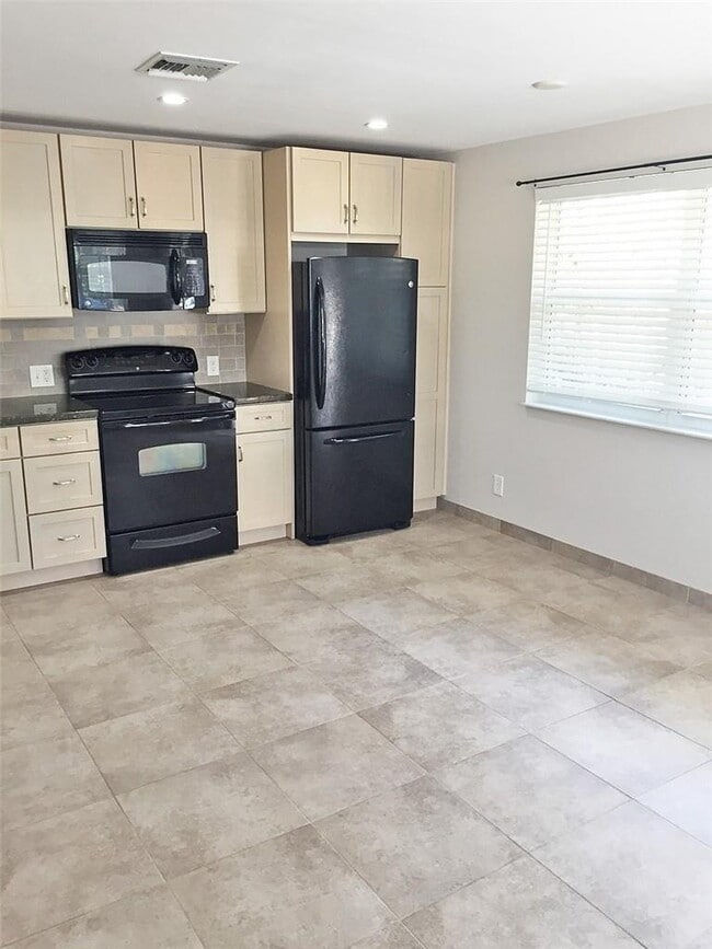 1240 NE 12th Ave-Unit -1 in Fort Lauderdale, FL - Building Photo - Building Photo