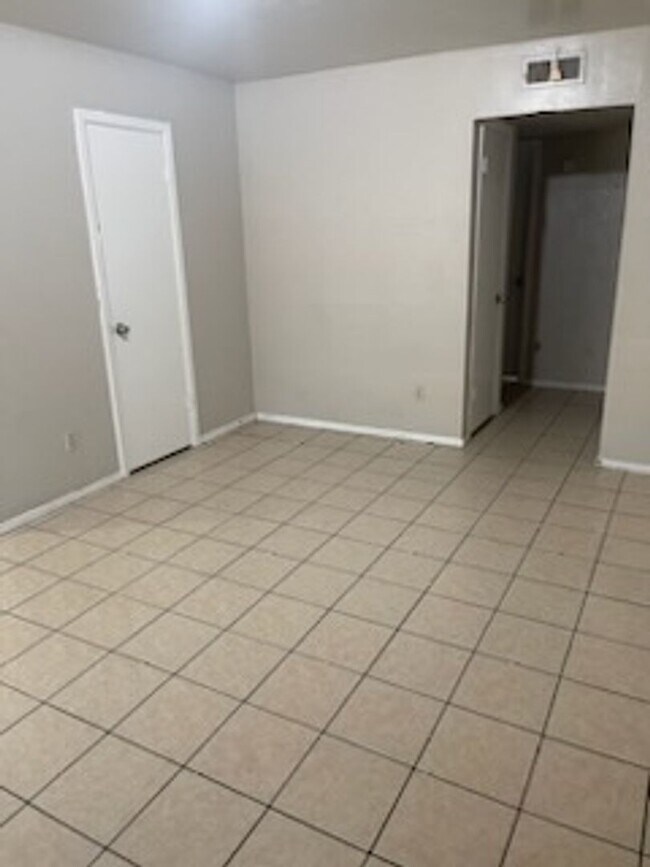 property at 2701 Poplar Cir