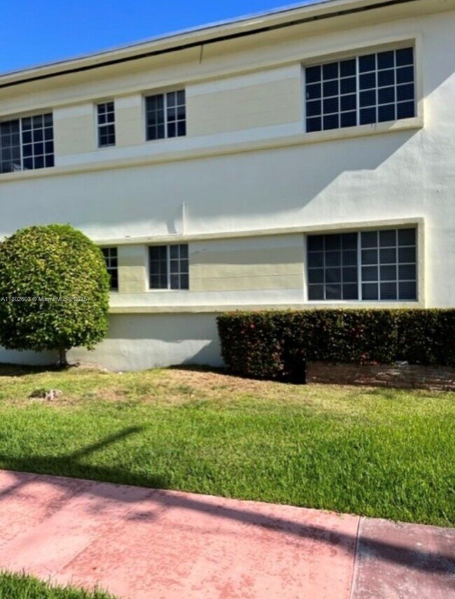 825 W 40th St in Miami Beach, FL - Building Photo - Building Photo