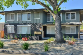 Redwood Manor Apartments in Redwood City, CA - Building Photo - Building Photo