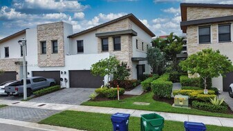7903 NW 105th Ave in Doral, FL - Building Photo