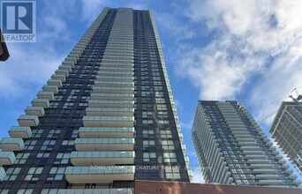 430 Square One Dr in Mississauga, ON - Building Photo - Building Photo