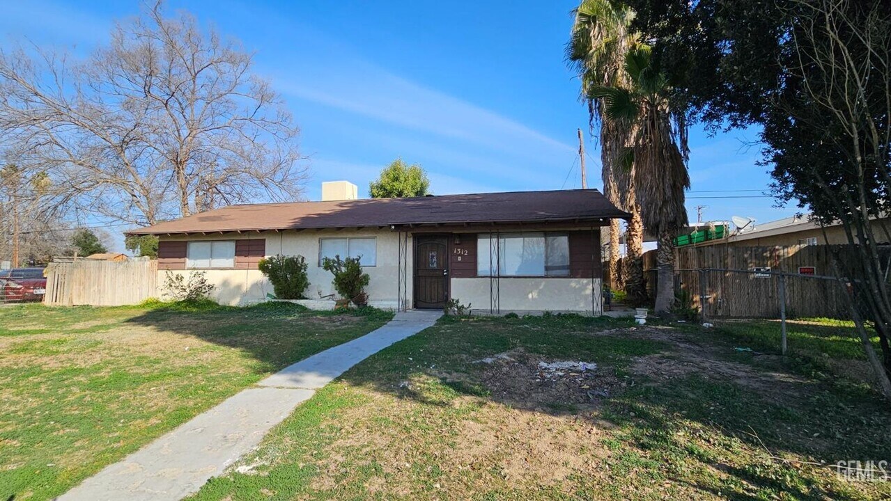 1312 Moreland Way in Bakersfield, CA - Building Photo