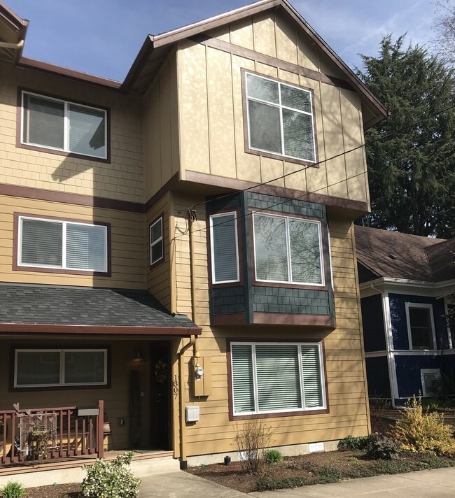 property at 1303-1307-1307 SE Marion St