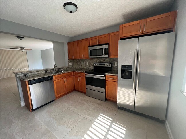 5801 Riverside Dr in Coral Springs, FL - Building Photo - Building Photo