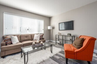 5729 Montgomery Rd in Cincinnati, OH - Building Photo - Interior Photo