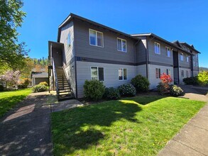 231 Pioneer Dr in Silverton, OR - Building Photo - Building Photo
