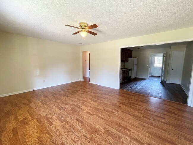 146 Daisy Adams Rd in Cochran, GA - Building Photo - Building Photo