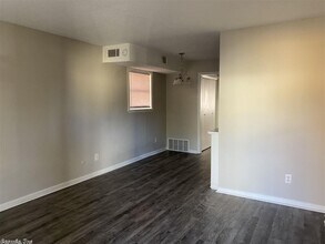 3 Meredith Ct-Unit -A in Little Rock, AR - Foto de edificio - Building Photo