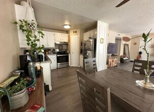 18611 Collins St, Unit e11 in Tarzana, CA - Building Photo - Building Photo