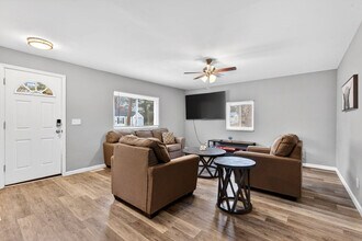 7792 Alicia Ct in Maplewood, MO - Building Photo - Building Photo