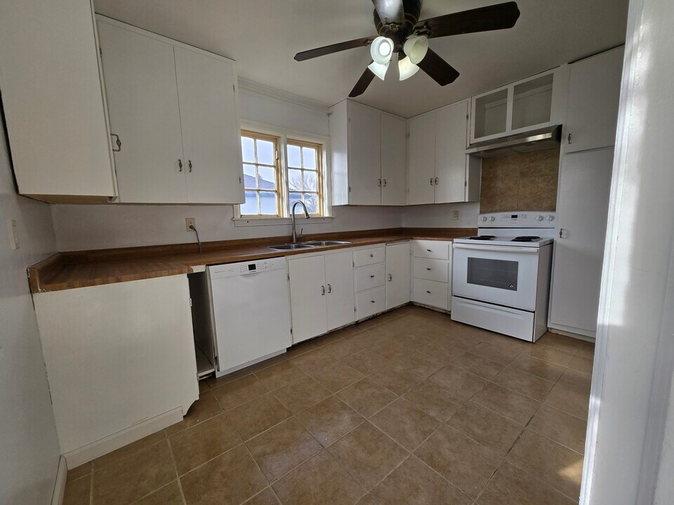 744 N Marias Ave in Shelby, MT - Building Photo