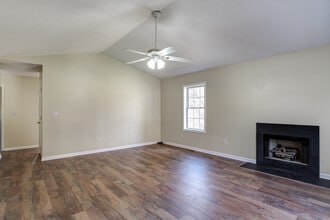 216 Windsor Ct in Hendersonville, NC - Building Photo - Building Photo