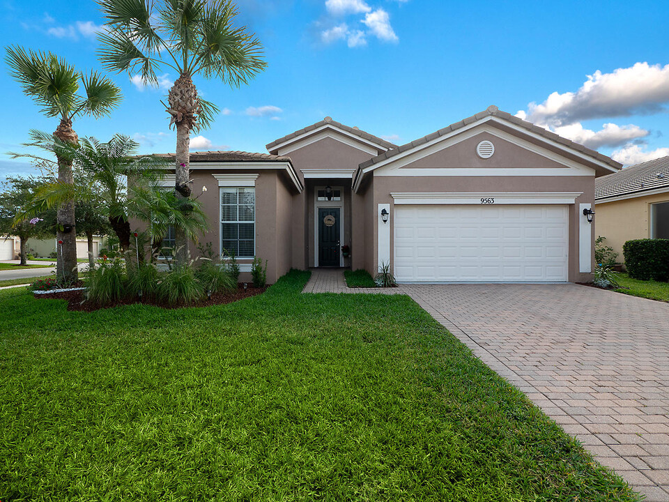 9563 SW Flowermound Cir in Port St. Lucie, FL - Building Photo