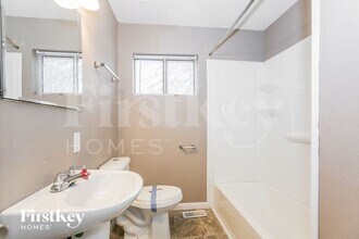 2 NE Ferrell Ln in Kansas City, MO - Building Photo - Building Photo
