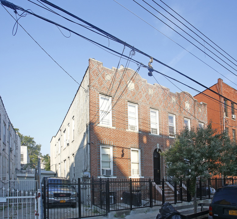 412 Montauk Ave in Brooklyn, NY - Building Photo