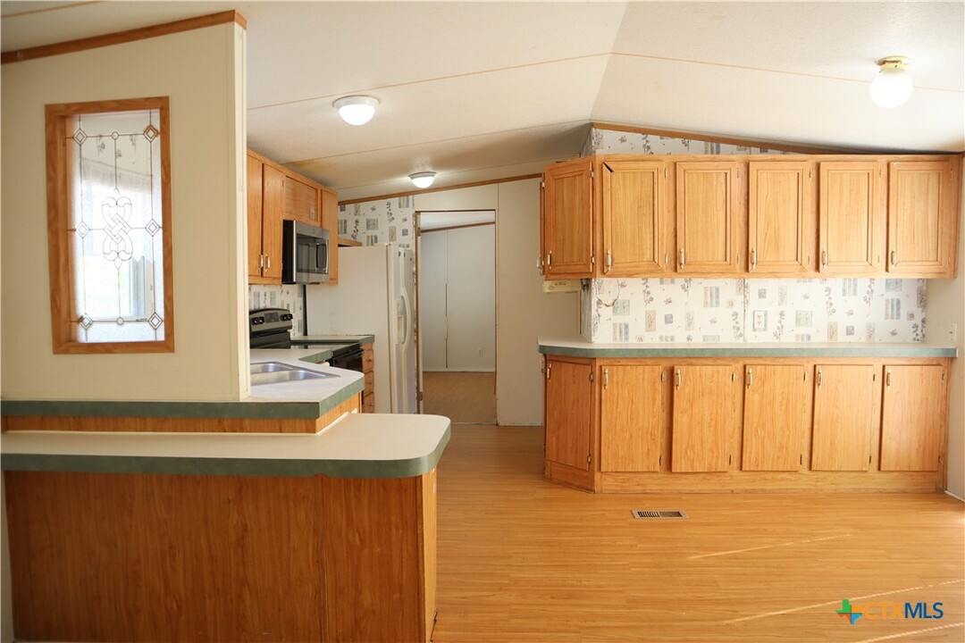 1103 Olmos Rd in Seguin, TX - Building Photo