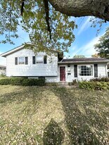 908 Hillside Dr in Bettendorf, IA - Building Photo