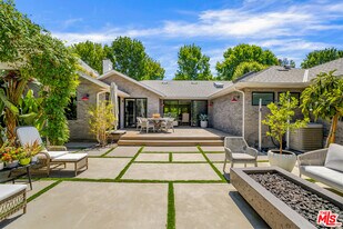 521 Loring Ave in Los Angeles, CA - Building Photo