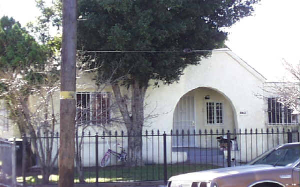 862 W 64th St in Los Angeles, CA - Building Photo