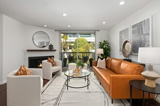 8530 Holloway Dr, Unit 305 in West Hollywood, CA - Building Photo - Building Photo