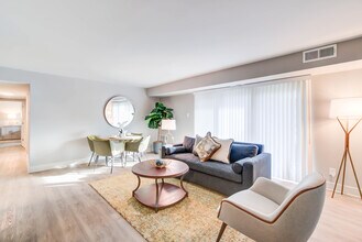 Creekside Village I in Alexandria, VA - Foto de edificio - Building Photo