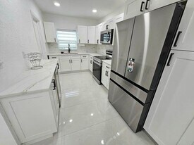 7304 Westwood Dr in Tamarac, FL - Building Photo