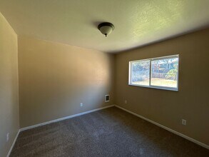 548-548 SW 3rd St in Madras, OR - Building Photo - Building Photo