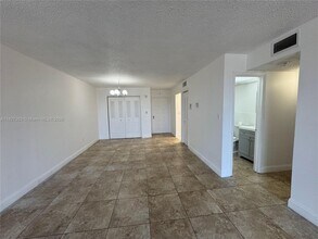 6970 NW 186th St in Hialeah, FL - Building Photo - Building Photo