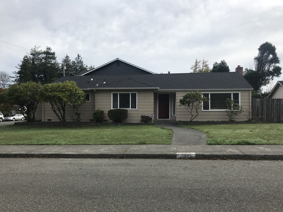 2909 Dolbeer St in Eureka, CA - Foto de edificio