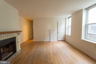 526 Spruce St in Philadelphia, PA - Building Photo