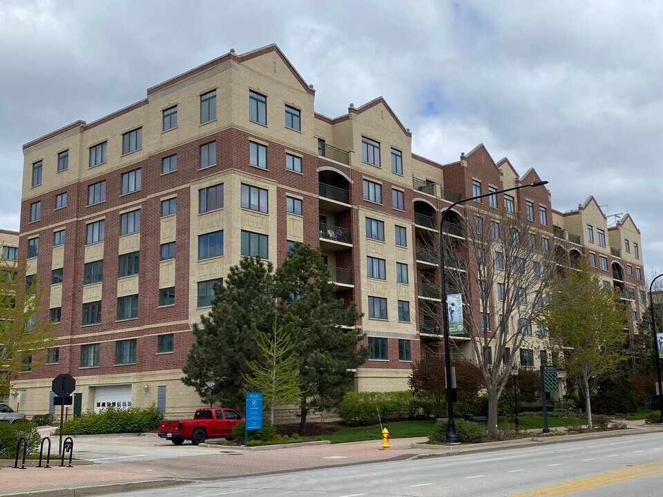 20 S Main St in Mount Prospect, IL - Building Photo