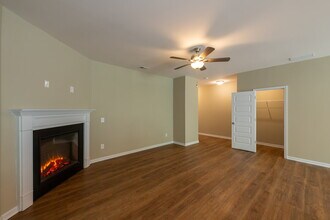 111 Grant Dr in Canton, GA - Foto de edificio - Building Photo