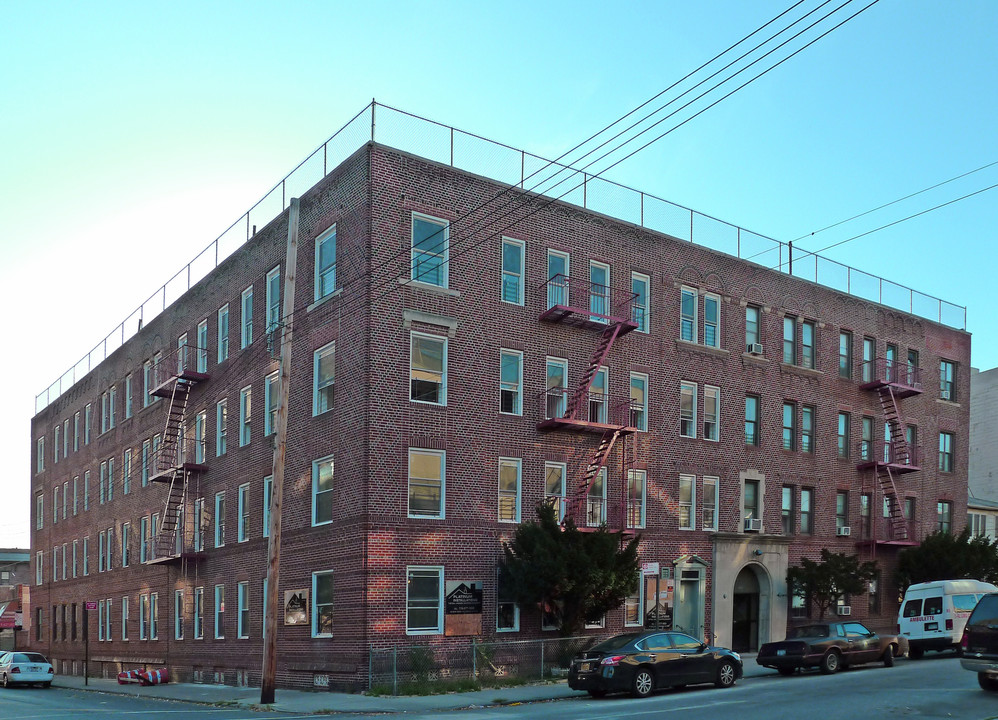 1317 E 14th St in Brooklyn, NY - Foto de edificio