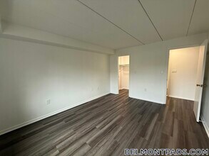 53 Hill Rd, Unit 107 in Belmont, MA - Foto de edificio - Building Photo