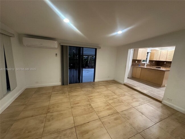 8250 SW 25th St in Miami, FL - Foto de edificio - Building Photo