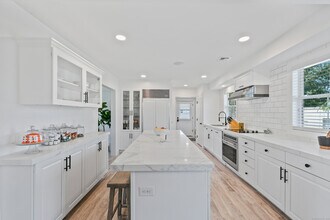 44 Williams Ave in Stonington, CT - Building Photo - Building Photo