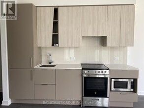 321-3900 CONFEDERATION Pky in Mississauga, ON - Building Photo - Building Photo