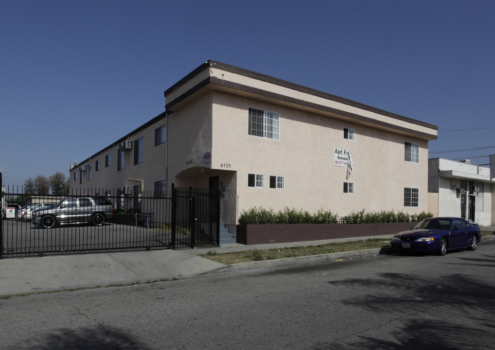 6733-6743 Bakman Ave in North Hollywood, CA - Building Photo