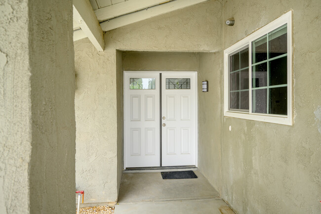 16132 Chatsworth St in Granada Hills, CA - Building Photo - Building Photo