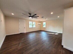 750 S Main St in Lockhart, TX - Building Photo - Building Photo