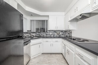 355 Coronado Ave. in Long Beach, CA - Building Photo - Interior Photo