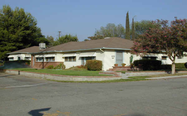 719 W Clark St in Redlands, CA - Foto de edificio