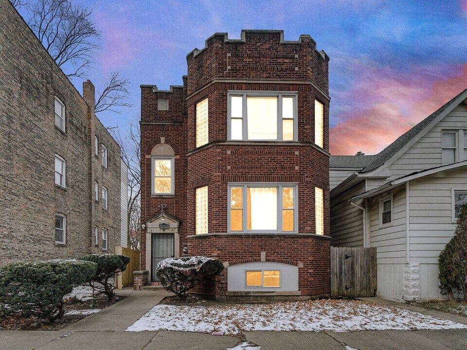 8352 S Peoria St, Unit 8352 S Peoria in Chicago, IL - Building Photo