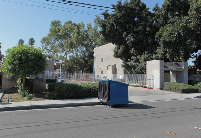 3914 Live Oak St in Bell, CA - Foto de edificio - Building Photo