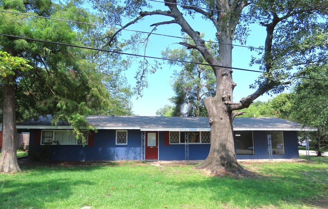501 Mt Sylvan St in Lindale, TX - Building Photo