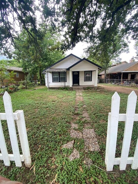 110 Peeples St in Navasota, TX - Building Photo