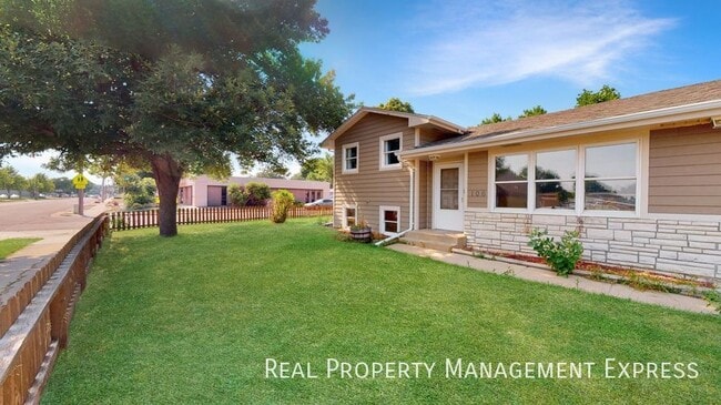 3 Bed 2 Bath Duplex w/ Attached Garage in Sioux Falls, SD - Building Photo - Building Photo