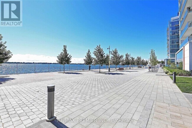 15 Queens Quay E in Toronto, ON - Building Photo - Building Photo